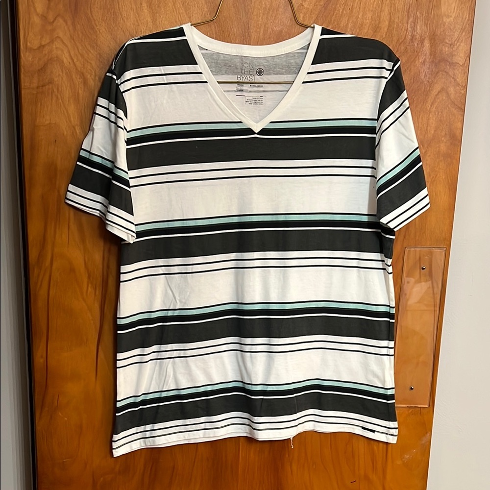 Men’s Size Large On the Byas Monochrome Striped V-Neck Tee